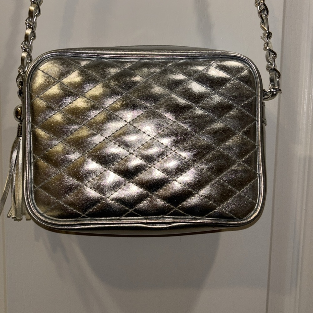 CHATEAU BRAND SILVER QUILTED CROSSBODY BAG WITH TASSEL
SILVER CHAIN STRAP - Picture 2 of 9